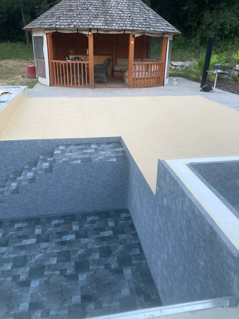 Finitions extérieures autour d'une piscine